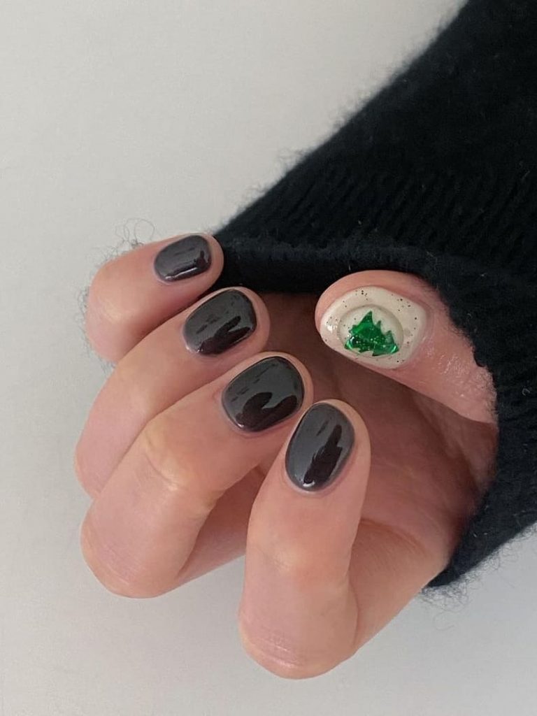 simple Korean Christmas nails: tree