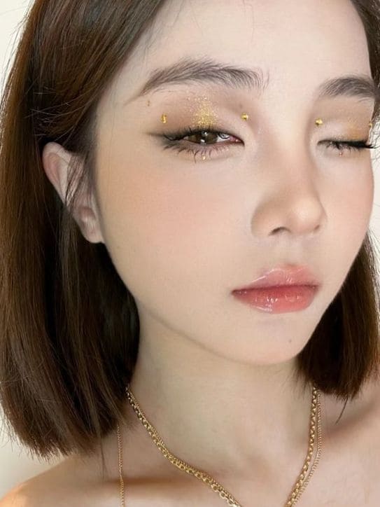 Korean Christmas makeup look: gold eyes