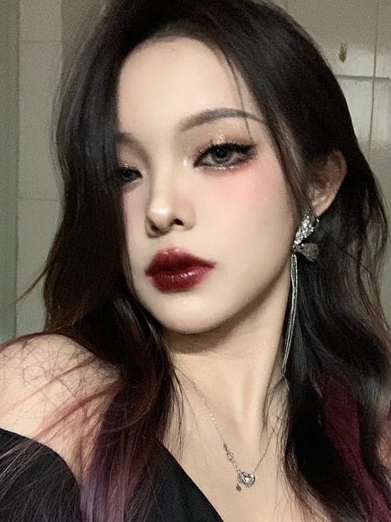 Korean Christmas makeup look: dark glam 
