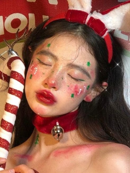 Korean Christmas makeup look: candy cane 