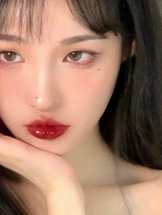 Korean Christmas makeup look: red lips