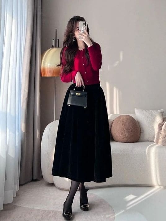 Korean Christmas outfit: black midi skirt 