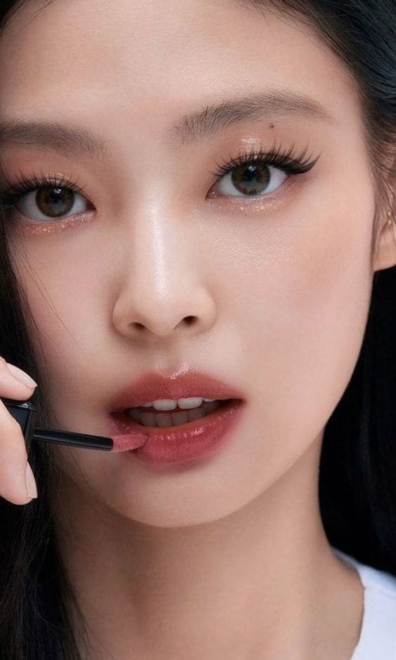 winter Korean makeup look: winter soft glam style