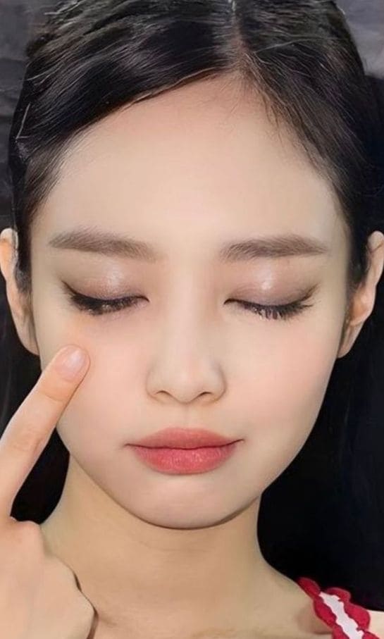 winter Korean makeup look: soft smokey eyes
