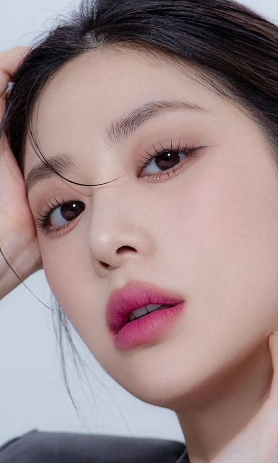 winter Korean makeup look: fuchsia lips accent
