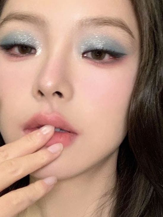 winter Korean makeup look: shimmery icy blue eyes