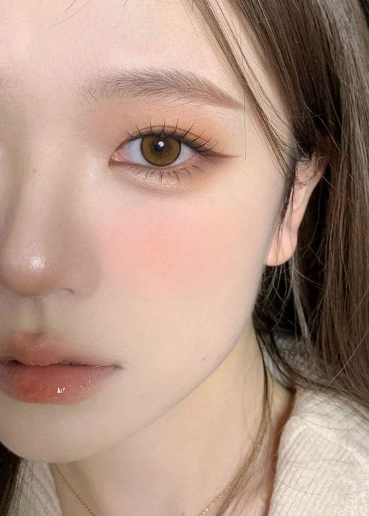 winter Korean makeup look: coral glow