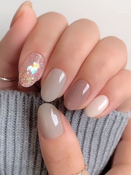 Korean neutral nails: light gray 