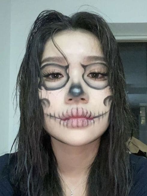 skeleton makeup: minimalist look