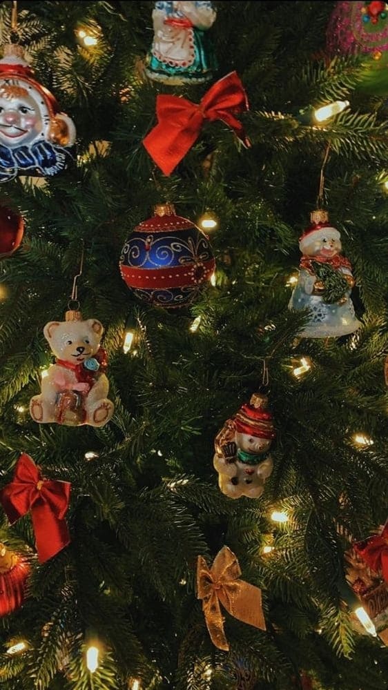 Christmas tree wallpaper: colorful ornaments 