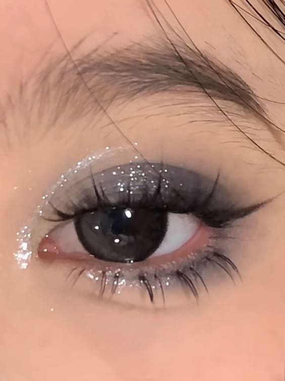 glitter eyeshadow look: smokey glam