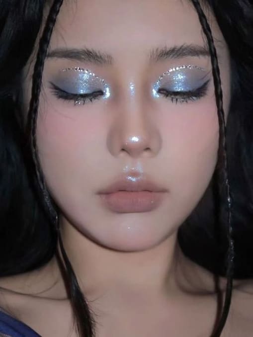 glitter eyeshadow look: shimmery icy blue