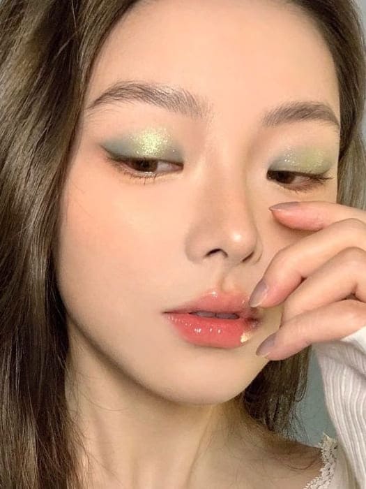 glitter eyeshadow look: shimmery light green