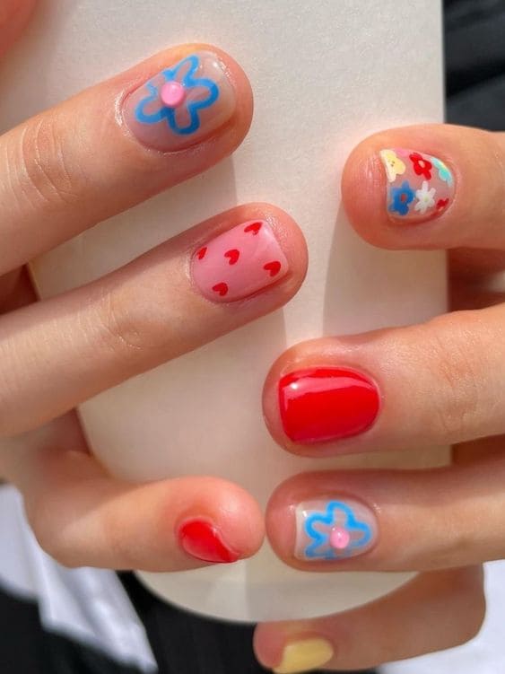 Korean short acrylic nails: bold colors and designs 