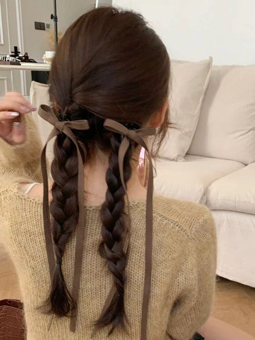 K-pop hairstyle with ribbons: braids 