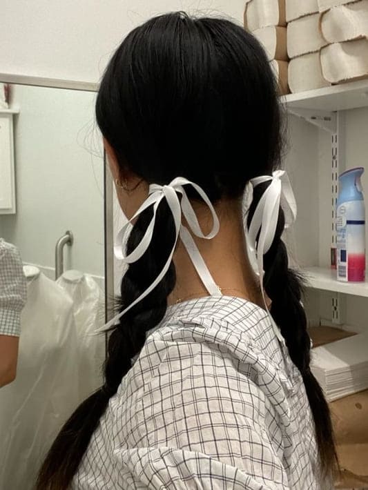 K-pop hairstyle with ribbons: braids 