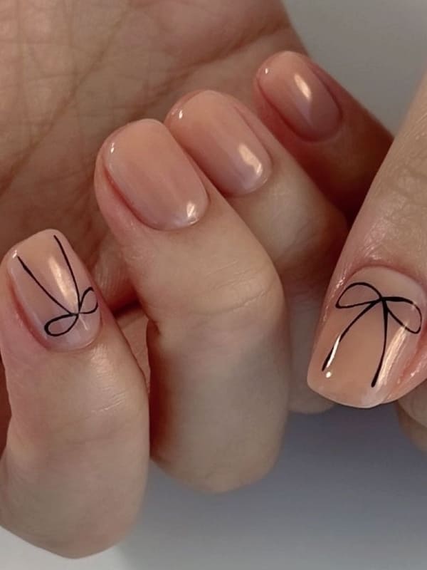Korean bow nails: simple nude