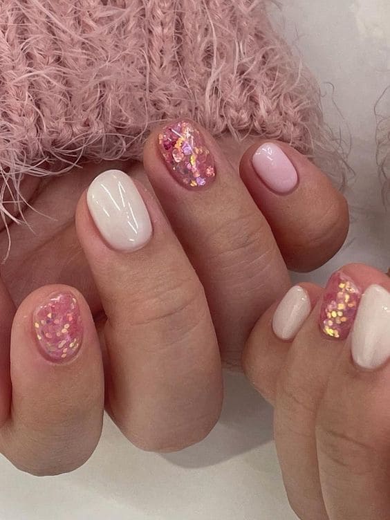 Korean pink and white nails: glitter accent 