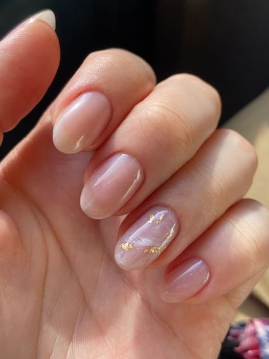 classy gold nails: foil and marble