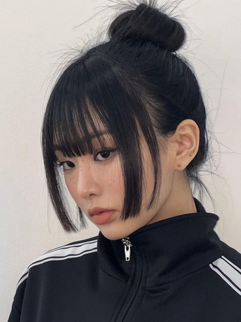 hime cut: top knot 