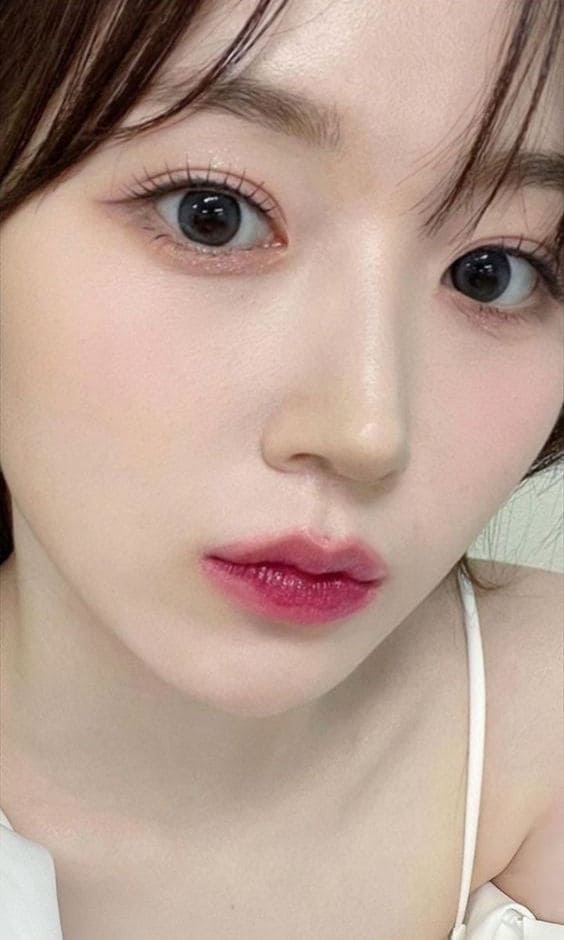 Korean pink makeup look: with fuchsia lips