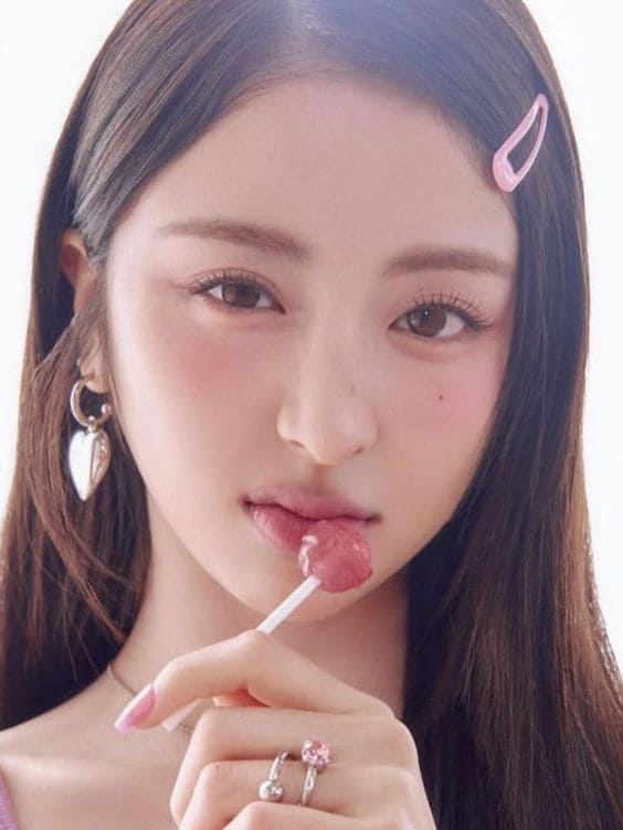 Korean pink makeup look: with cat eyes