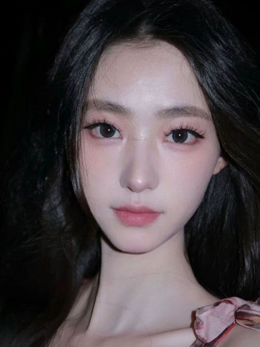 Korean pink makeup look: soft pink