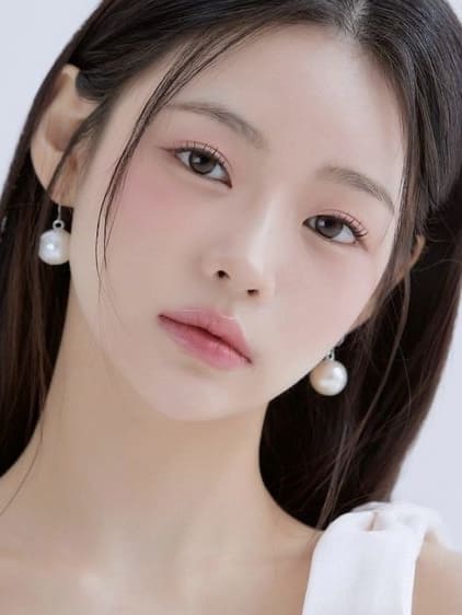 Korean soft makeup look: baby pinks