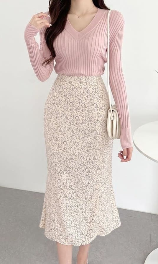 Korean Valentine's Day Outfits: light pink sweater and mermaid floral skirt 