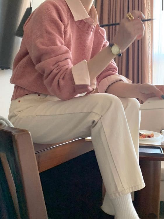 Korean Valentine's Day Outfits: light pink sweater and white jeans