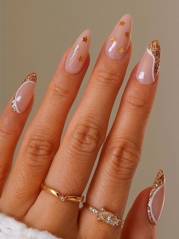 classy gold nails: star and glitter