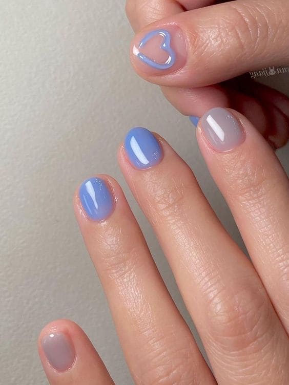 light blue short nails with heart rings