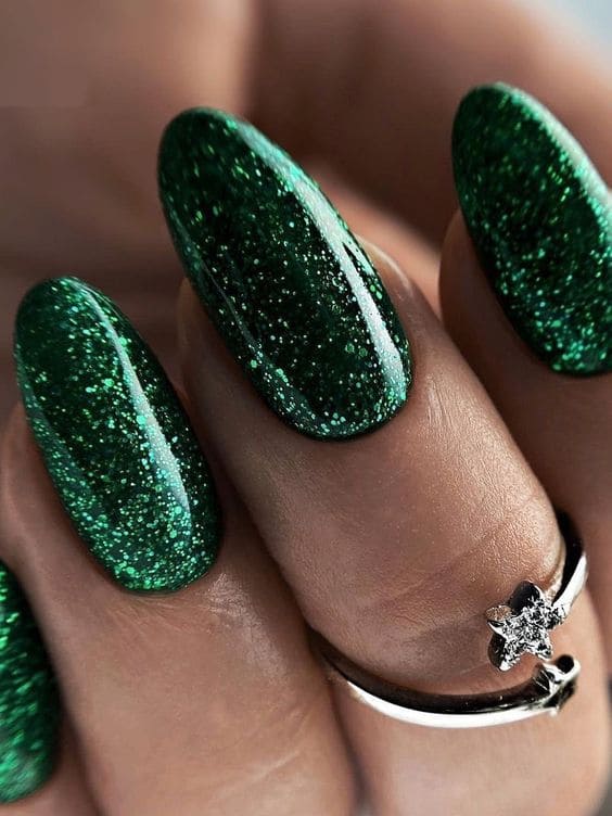 shimmering dark green nails 