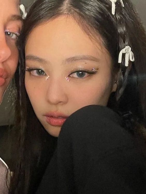 k-pop valentine's day makeup look: gem accent