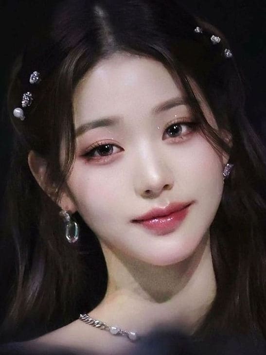 k-pop valentine's day makeup look: glitter eyes