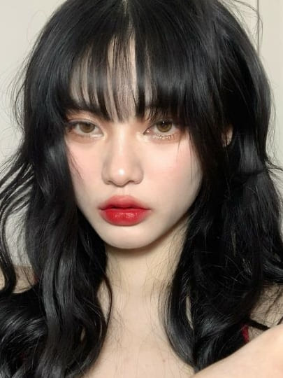 red lipstick makeup look: overline lips