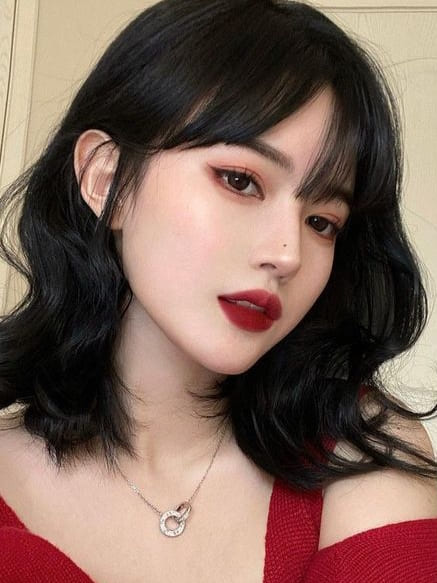 red lipstick makeup look: matte lips with cat eyes
