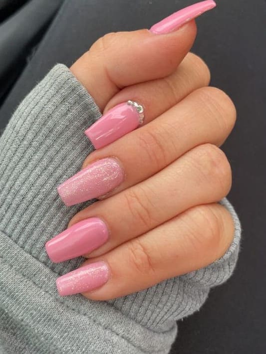 Valentine's Day Acrylic Nails: pink and glitter 