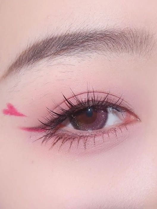 heart makeup: soft pink eyes with a heart 