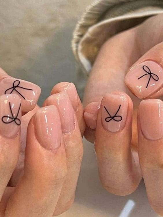 Korean bow nails: simple nude 