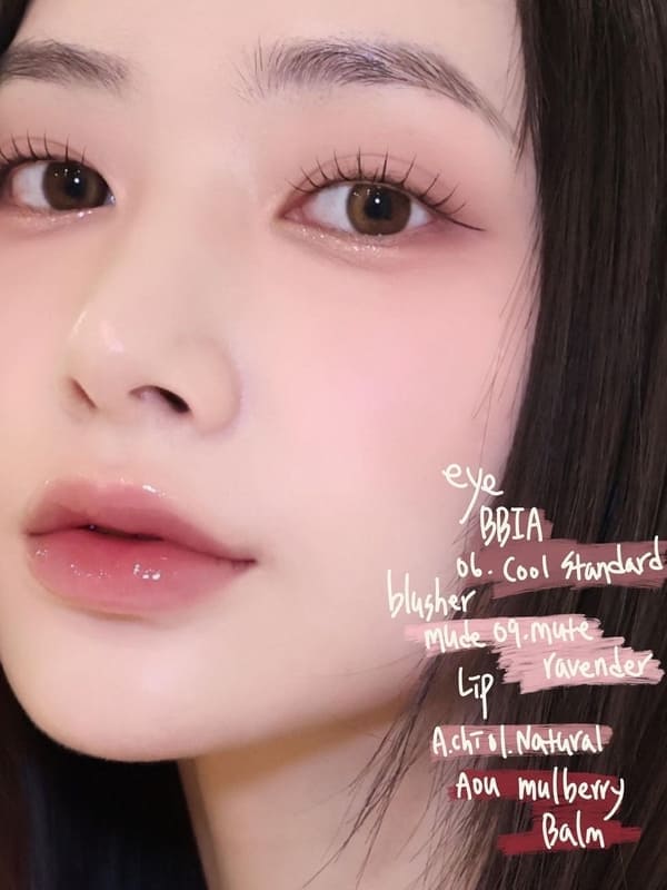 Korean soft makeup look: overall clean and glow