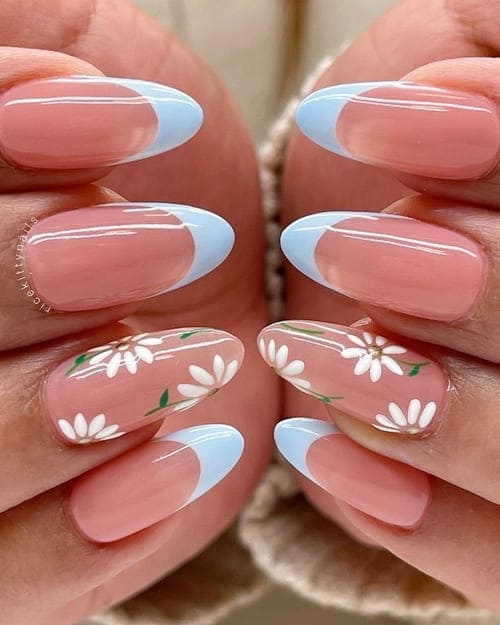daisy nail design: light blue tips