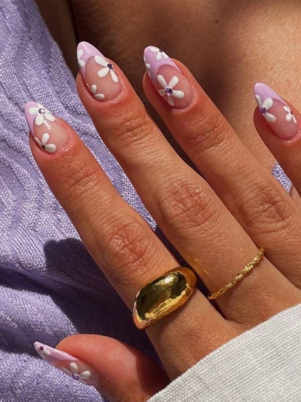 daisy nail design: light purple tips