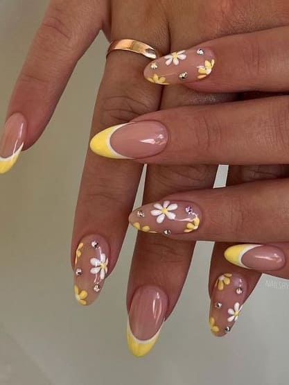 daisy nail design: yellow tips