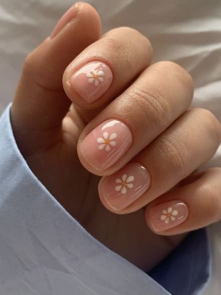 daisy nail design: simple accent 