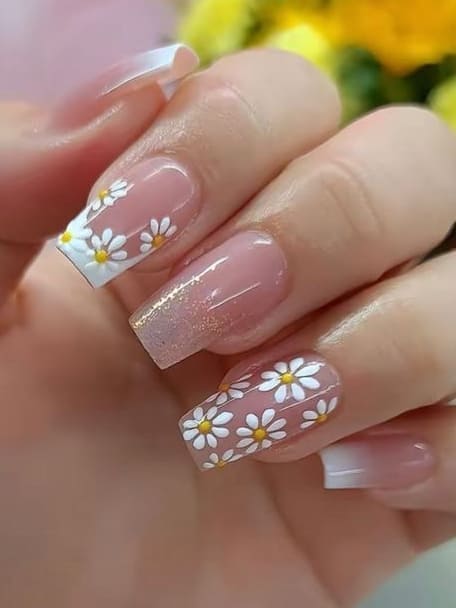 13 Pretty Daisy Nail Designs for a Blooming Spring Look
