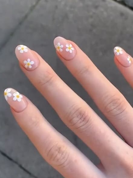 daisy nail design: minimal flower 