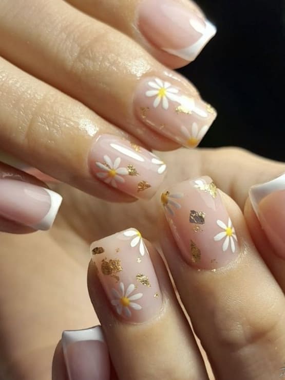 daisy nail design: gold foil accent