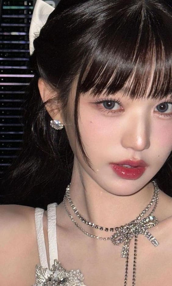 k-pop valentine's day makeup look: long lashes and almond rosy lips