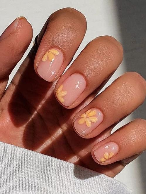 short spring nails: yellow flowers